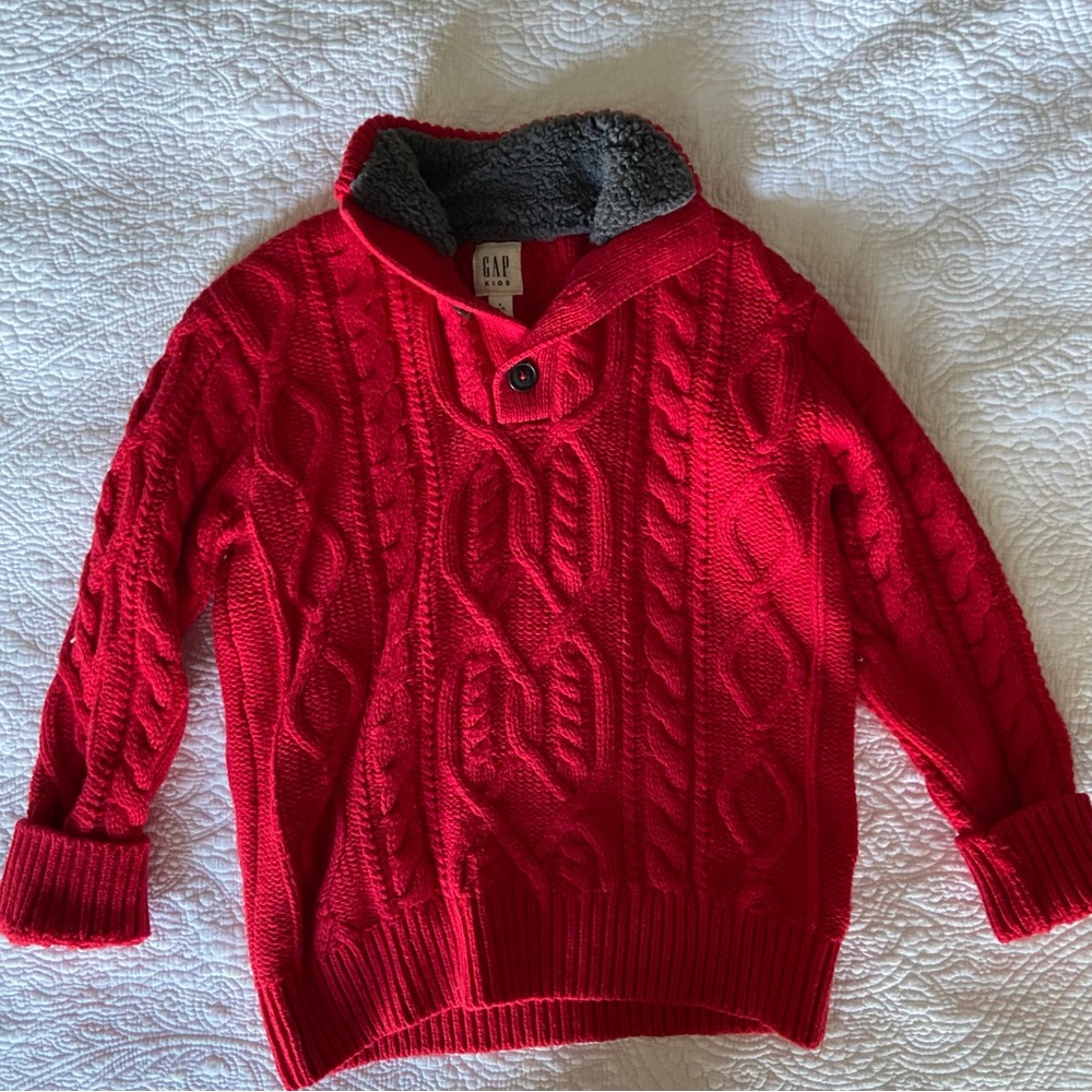 Like new sweater. Great for cold winters. Smoke & chemical free 🏠.